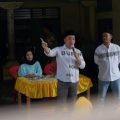 BINJAI - Bacalon Walikota Binjai, Tengku Rizki Alisyahbana bersama warga Kampung Binjai, kemarin.(HO/kaldera)
