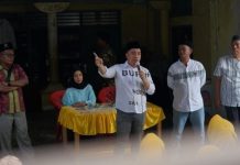 BINJAI - Bacalon Walikota Binjai, Tengku Rizki Alisyahbana bersama warga Kampung Binjai, kemarin.(HO/kaldera)