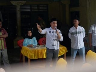 BINJAI - Bacalon Walikota Binjai, Tengku Rizki Alisyahbana bersama warga Kampung Binjai, kemarin.(HO/kaldera)