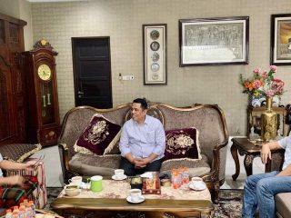 Bacalon Wakil Walikota Medan Abdul Rani (tengah) mengunjungi Mantan Ketua DPW PPP Sumut, Fadly Nurzal (kiri). (HO/kaldera)
