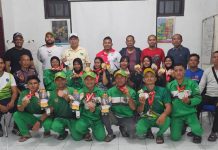 Tim Arung Jeram Sumut berfoto bersama Ketua Pengprov FAJI Sumut Dimas Tri Adji (dua dari kiri), Dewan Pembina FAJI Sumut Ir H Soekirman (tiga dari kiri) dan pengurus lainnya usai penyambutan kepulangan atlet dari Aceh Tenggara, Kamis (20/9/2024) malam.(HO FAJI/kaldera)