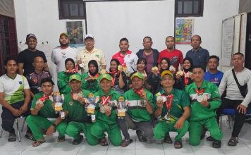 Tim Arung Jeram Sumut berfoto bersama Ketua Pengprov FAJI Sumut Dimas Tri Adji (dua dari kiri), Dewan Pembina FAJI Sumut Ir H Soekirman (tiga dari kiri) dan pengurus lainnya usai penyambutan kepulangan atlet dari Aceh Tenggara, Kamis (20/9/2024) malam.(HO FAJI/kaldera)