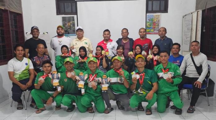 Tim Arung Jeram Sumut berfoto bersama Ketua Pengprov FAJI Sumut Dimas Tri Adji (dua dari kiri), Dewan Pembina FAJI Sumut Ir H Soekirman (tiga dari kiri) dan pengurus lainnya usai penyambutan kepulangan atlet dari Aceh Tenggara, Kamis (20/9/2024) malam.(HO FAJI/kaldera)