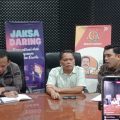 Jaksa Daring yang digelar secara live di akun media sosial IG Kejati Sumut mengangkat topik tentang Peran Kejaksaan Dalam Mengawal Pelaksanaan Pilkada menghadirkan narasumber Koordinator Kejati Sumut Yos A Tarigan, SH,MH, Ketua Jaringan Demokrasi Indonesia Sumatera Utara (JaDI Sumut) Nazir Salim Manik, S.Sos, MSP dan dipandu host Kasi Penkum Kejati Sumut Adre W Ginting, Kamis (10/10/2024).