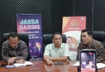 Jaksa Daring yang digelar secara live di akun media sosial IG Kejati Sumut mengangkat topik tentang Peran Kejaksaan Dalam Mengawal Pelaksanaan Pilkada menghadirkan narasumber Koordinator Kejati Sumut Yos A Tarigan, SH,MH, Ketua Jaringan Demokrasi Indonesia Sumatera Utara (JaDI Sumut) Nazir Salim Manik, S.Sos, MSP dan dipandu host Kasi Penkum Kejati Sumut Adre W Ginting, Kamis (10/10/2024).