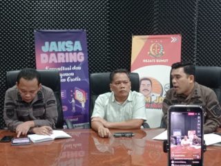 Jaksa Daring yang digelar secara live di akun media sosial IG Kejati Sumut mengangkat topik tentang Peran Kejaksaan Dalam Mengawal Pelaksanaan Pilkada menghadirkan narasumber Koordinator Kejati Sumut Yos A Tarigan, SH,MH, Ketua Jaringan Demokrasi Indonesia Sumatera Utara (JaDI Sumut) Nazir Salim Manik, S.Sos, MSP dan dipandu host Kasi Penkum Kejati Sumut Adre W Ginting, Kamis (10/10/2024).