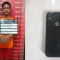 Personel Unit Reskrim Polsek Medan Baru mengamankan Jhon Bakara,22, pelaku pencurian dengan kekerasan. Warga Jalan Tapanuli Gang Batas, Kecamatan Medan Tembung ini diamankan di Jalan Denai, Kelurahan Tegal Sari ll, Kecamatan Medan Denai, Minggu (6/10/2024) sekitar Pukul 19.00 WIB.