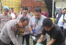 Polres Langkat melakukan pemusnahan barang bukti narkotika jenis sabu hasil pengungkapan Juli hingga Agustus 2024 seberat 21,426,58 gram di depan Gedung Aula Bharadaksa Mapolres Langkat, Jumat (11/10/2024) siang.