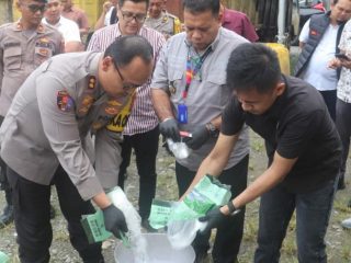 Polres Langkat melakukan pemusnahan barang bukti narkotika jenis sabu hasil pengungkapan Juli hingga Agustus 2024 seberat 21,426,58 gram di depan Gedung Aula Bharadaksa Mapolres Langkat, Jumat (11/10/2024) siang.