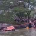 Akibat over kapasitas Jembatan Taman Cadika ambruk, Minggu (13/10/2024).