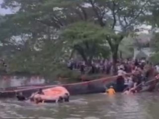 Akibat over kapasitas Jembatan Taman Cadika ambruk, Minggu (13/10/2024).