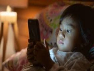 Anak usia di bawah 3 tahun merupakan masa emas untuk belajar dan berkembang. Namun, tak jarang orang tua justru memberikan gadget kepada anak. Berikut bahaya gadget pada perkembangan anak.