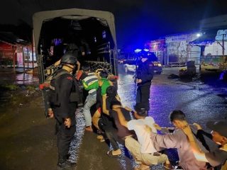 Satuan (Sat) Brimob Kepolisian Daerah (Polda) Sumatera Utara menangkap belasan orang yang terindikasi anggota geng motor di Kota Medan