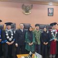 Rahman Tahir (empat dari kiri) didampingi keluarganya berfoto bersama majelis penguji usai menyandang gelar akademik Doktor (Dr), dalam sidang promosi doktor di Aula IMTGT, Biro Rektor USU, Jumat (18/10/2024. Disertasi yang dipertahankannya berjudul “Populisme Agama dalam Pilkada Kota Medan 2020: Kajian Asal Usul, Aktor dan Pola”.(kaldera)