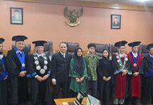 Rahman Tahir (empat dari kiri) didampingi keluarganya berfoto bersama majelis penguji usai menyandang gelar akademik Doktor (Dr), dalam sidang promosi doktor di Aula IMTGT, Biro Rektor USU, Jumat (18/10/2024. Disertasi yang dipertahankannya berjudul “Populisme Agama dalam Pilkada Kota Medan 2020: Kajian Asal Usul, Aktor dan Pola”.(kaldera)