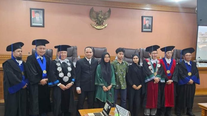 Rahman Tahir (empat dari kiri) didampingi keluarganya berfoto bersama majelis penguji usai menyandang gelar akademik Doktor (Dr), dalam sidang promosi doktor di Aula IMTGT, Biro Rektor USU, Jumat (18/10/2024. Disertasi yang dipertahankannya berjudul “Populisme Agama dalam Pilkada Kota Medan 2020: Kajian Asal Usul, Aktor dan Pola”.(kaldera)