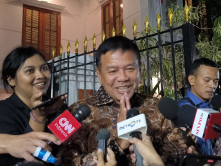 Muhammad Herindra dicegat wartawan usai keluar dari kediaman Prabowo Subianto di Jakarta, Senin (14/10/2024) malam dalam rangkaian pemanggilan calon menteri. Herindra ternyata diusulkan Presiden Jokowi sebagai Kepala BIN.(ist)