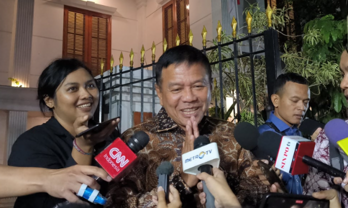 Muhammad Herindra dicegat wartawan usai keluar dari kediaman Prabowo Subianto di Jakarta, Senin (14/10/2024) malam dalam rangkaian pemanggilan calon menteri. Herindra ternyata diusulkan Presiden Jokowi sebagai Kepala BIN.(ist)