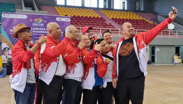 Baharuddin Siagian mengambil foto bersama jajaran pengurus KORMI Sumut di sela kegiatan Fornas V Sumsel 2022. Baharuddin saat ini menjadi calon Bupati Batu Bara 2025-2030, kampung halamannya.(HO/kaldera)