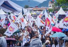 Ribuan massa padati hiburan rakyat konser Kolaborasi Sumut Berkas yang disediakan pasangan calon Gubernur - Wakil Gubernur Sumatera Utara nomor urut 1 Bobby Nasution - Surya di Balige, Toba, Sabtu (8/11/2024).