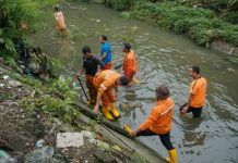 Jajaran Polrestabes Medan dan Pemko Medan serta Kodim 0201/Medan melakukan aksi bersih-bersih sungai di Jalan T Amir Hamzah, Kecamatan Medan Barat, Selasa (13/11/2024).