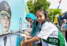 Plt Ketua TP PKK Kota Medan Ira Syahputri Aulia Rachman bersama siswa Sekolah Dasar melakukan aksi cuci tangan pakai sabun pada Peringatan Hari Cuci Tangan Pakai Sabun (CTPS) se-Dunia tingkat Kota Medan 2024 di SD Swasta ST Antonius V, Kamis (14/11/2024).