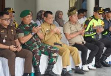 Pj Bupati Langkat, Faisal Hasrimy melalui Asisten Pemerintahan dan Kesejahteraan Rakyat Mulyono, bersama Kapolres Langkat, AKBP David Triyo Prasojo melepas pendistribusian logistik Pemilihan Gubernur dan Wakil Gubernur Sumatera Utara serta Pemilihan Bupati dan Wakil Bupati Langkat 2024 di Gedung Serbaguna Manunggal Langkat Berseri, GOR Stabat, Senin (25/11/2024).