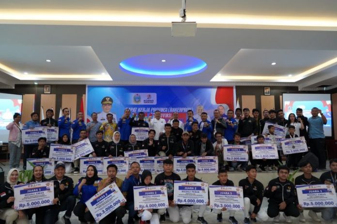 Ketua Umum KORMI Nasional, Hayono Isman dan Ketua KORMI Sumut, Baharuddin Siagian dan Kadispora Sumut Mahfullah Daulay berfoto bersama pegiat Inorga dalam Rapat Kerja Provinsi (Rakerprov) KORMI Sumut, di Singapore City Hotel, Batu Bara, Sabtu (16/11/2024