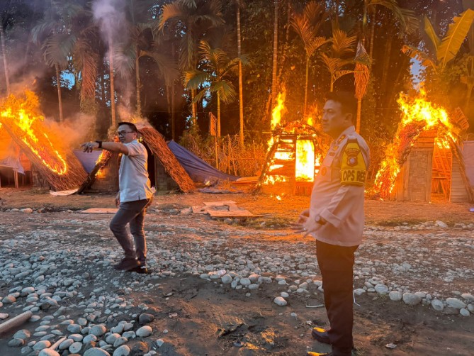 Operasi gabungan besar-besaran yang melibatkan 300 personel TNI-Polri berhasil mengungkap aktivitas jaringan narkoba di wilayah Deli Serdang dan Langkat, Sumatera Utara. Razia yang digelar pada Kamis (19/12/2024 ) sekitar pukul 14.00 WIB hingga Jumat dini hari (20/12/2024) pukul 02.00 WIB.