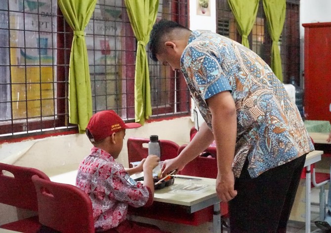 Pemko Medan berkolaborasi dengan eFishery melakukan Uji Coba Makan Bergizi Gratis (MBG) di SD 004979, Tanjung Rejo, Kecamatan Medan Sunggal, Kamis (19/12/2024).