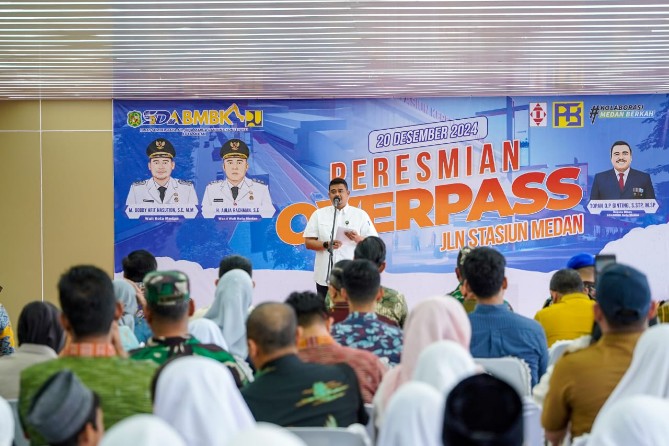 Walikota Medan Bobby Nasution meresmikan Overpass Stasiun Kereta Api Medan, Jalan Stasiun, Kelurahan Kesawan, Medan Barat, Jum’at (20/12/24).