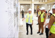 Wakil Presiden RI Gibran Rakabuming Raka bersama istri Selvi Ananda meninjau Gedung Warenhuis, swalayan pertama di Kota Medan, Jalan Hindu, Medan, Senin (23/12/2024).