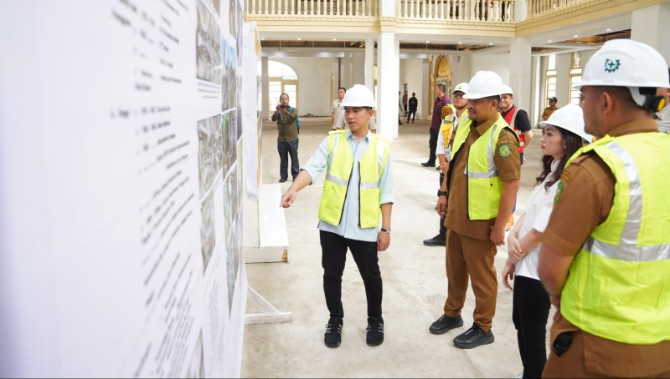 Wakil Presiden RI Gibran Rakabuming Raka bersama istri Selvi Ananda meninjau Gedung Warenhuis, swalayan pertama di Kota Medan, Jalan Hindu, Medan, Senin (23/12/2024).