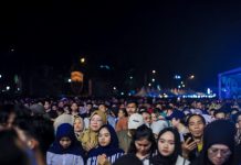 Belasan ribu warga dari berbagai wilayah memadati Lapangan Benteng Medan dan sekitarnya guna menyaksikan semarak malam pergantian tahun masehi dan pesta kembang api, Selasa (31/12/24).