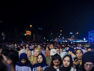 Belasan ribu warga dari berbagai wilayah memadati Lapangan Benteng Medan dan sekitarnya guna menyaksikan semarak malam pergantian tahun masehi dan pesta kembang api, Selasa (31/12/24).