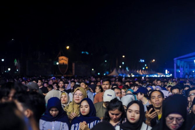 Belasan ribu warga dari berbagai wilayah memadati Lapangan Benteng Medan dan sekitarnya guna menyaksikan semarak malam pergantian tahun masehi dan pesta kembang api, Selasa (31/12/24).