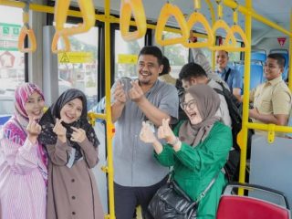 Sebagai upaya mendukung sekaligus mensukseskan Program Pemko Medan One Day No Car bagi seluruh Aparatur Sipil Negara (ASN) di lingkungan Pemko Medan setiap hari Selasa, Walikota Medan Bobby Nasution berangkat kerja mengendarai bus listrik, Selasa (31/12/2024).