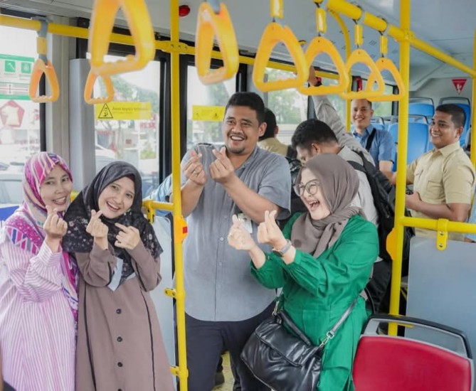 Sebagai upaya mendukung sekaligus mensukseskan Program Pemko Medan One Day No Car bagi seluruh Aparatur Sipil Negara (ASN) di lingkungan Pemko Medan setiap hari Selasa, Walikota Medan Bobby Nasution berangkat kerja mengendarai bus listrik, Selasa (31/12/2024).