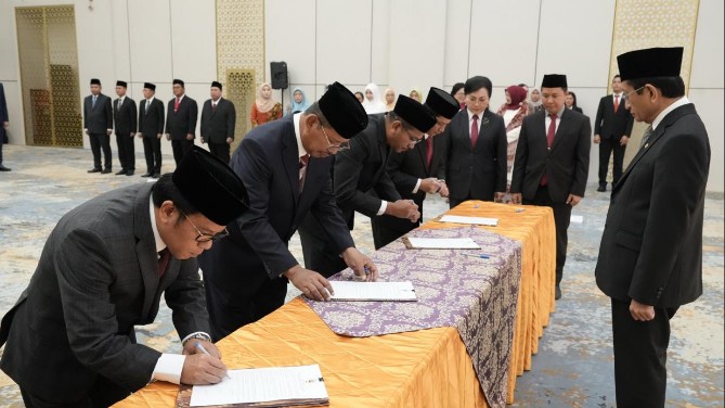 Menteri Agama Nasaruddin Umar hari ini, Rabu (22/01/2025), melantik Kamaruddin Amin sebagai Sekretaris Jenderal (Sekjen) Kementerian Agama. Bersamaan dengan itu, dilantik juga 11 pejabat Eselon I lainnya.