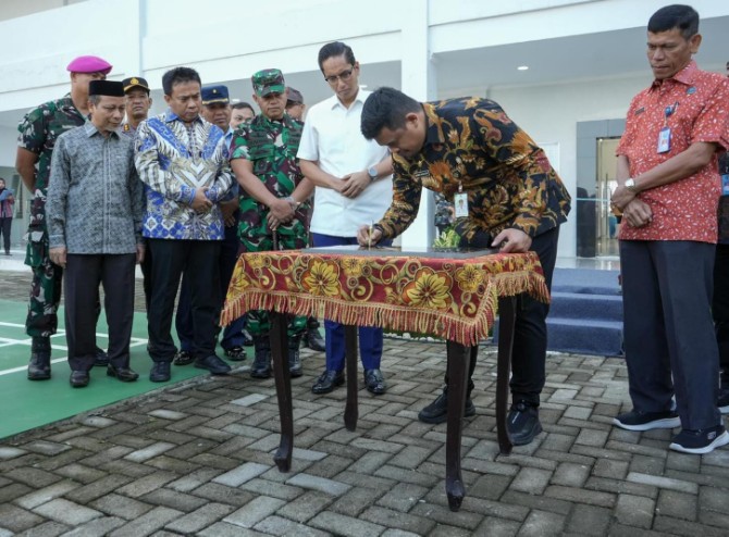 Walikota Medan Bobby Nasution meresmikan rumah perlindungan sosial yang berada di Jalan Turi II, Kecamatan Medan Tuntungan, Kamis (2/1/2025).
