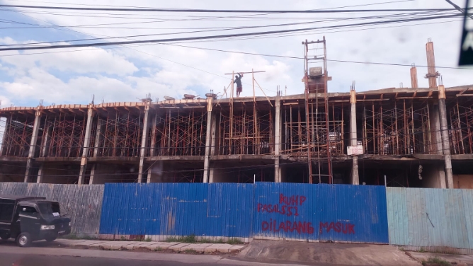 Bangunan rumah toko (ruko) yang terletak di Jalan STM Ujung/Suka Terang, Kelurahan Suka Maju, Kecamatan Medan Johor.