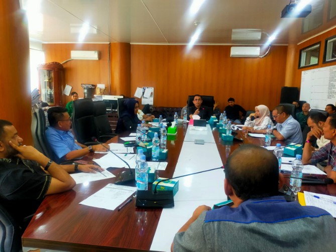 Rapat dengar pendapat dengan Satpol PP dan instansi terkait lainnya di Ruang Rapat Komisi 4 DPRD Medan, Selasa (7/1/2025)