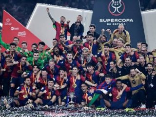 Barcelona mengukir sejarah gemilang dengan meraih gelar Piala Super Spanyol 2025 setelah mengalahkan rival abadi mereka, Real Madrid, dengan skor telak 5-2 dalam laga final yang digelar di Stadion King Abdullah Sports City, Senin (13/1/2025).