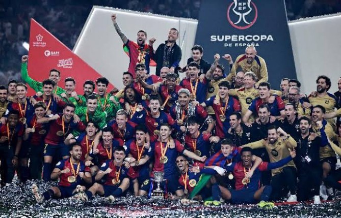 Barcelona mengukir sejarah gemilang dengan meraih gelar Piala Super Spanyol 2025 setelah mengalahkan rival abadi mereka, Real Madrid, dengan skor telak 5-2 dalam laga final yang digelar di Stadion King Abdullah Sports City, Senin (13/1/2025).