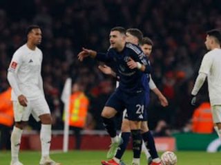 Manchester United berhasil melaju ke babak selanjutnya di kompetisi PIala FA setelah di babak ketiga menang 5-3 atas Arsenal lewat drama adu pinalti di Stadion Emirates, Minggu (12/1/2025).