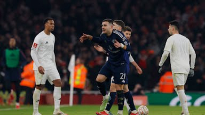 Manchester United berhasil melaju ke babak selanjutnya di kompetisi PIala FA setelah di babak ketiga menang 5-3 atas Arsenal lewat drama adu pinalti di Stadion Emirates, Minggu (12/1/2025).