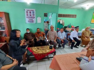 Anggota Komisi 2 DPRD Medan melakukan kunjungan ke Yayasan Abdi Sukma, sekolah yang mendadak viral di media sosial beberapa hari lalu akibat salah satu gurunya memberikan sanksi kepada siswanya yang belum membayar SPP dengan menyuruh duduk di lantai, Jalan STM, Senin (13/1/2025).