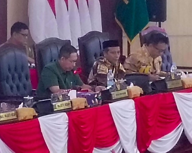 Dewan Perwakilan Rakyat Daerah (DPRD) Kota Medan menetapkan lima anggota Badan Kehormatan DPRD (BKD) melalui sidang paripurna yang dipimpin Ketua DPRD Medan, Wong Chun Sen, Senin (13/1/2025).
