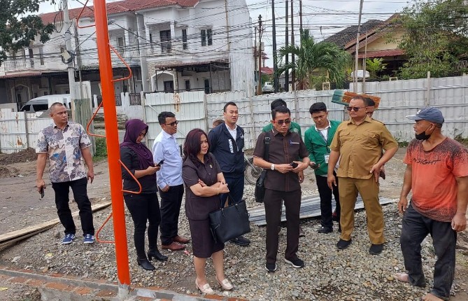 Komisi 4 DPRD Medan terus meningkatkan pengawasan untuk memaksimalkan Pendapatan Asli Daerah (PAD) dari sektor retribusi izin Persetujuan Bangunan Gedung (PBG). Selama ini, banyak kebocoran retribusi izin bangunan yang merugikan PAD Kota Medan.