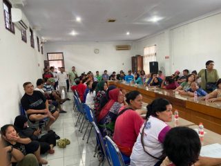 Ratusan pedagang Pasar Petisah yang tergabung dalam Pelindung Persaudaraan Pedagang Pasar Bersatu (P4B) Kota Medan menolak keras terhadap rencana pemasangan portal parkir di pintu masuk basement pasar.